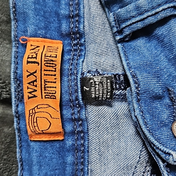 Skinny leg ripped jeans - Picture 2 of 3